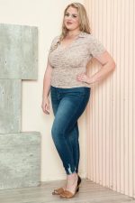 Junior Plus Size Geometric Pattern Ruched Short Sleeve Collared V-Neck Top - Image 4